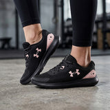 TENIS UNDER ARMOUR SURGE MUJER 3024894116 TEXT NEGRO